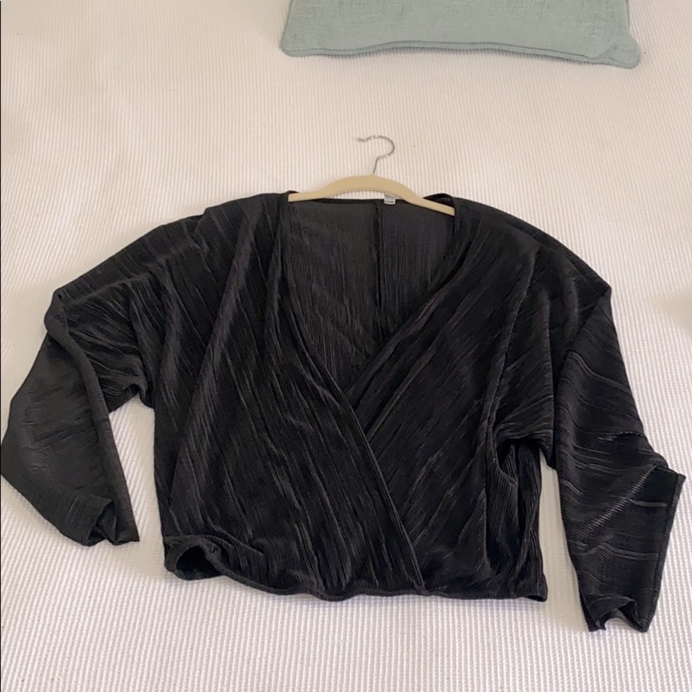 Cropped Plisse, long sleeve, deep V top